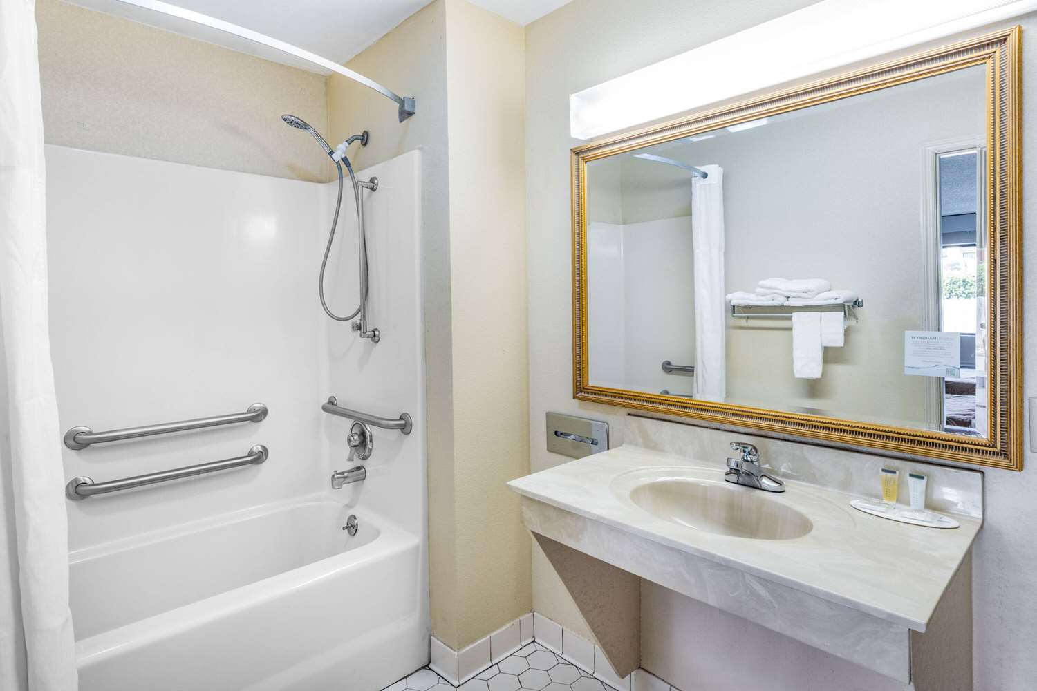 Days Inn By Wyndham Macon I-475 24/25