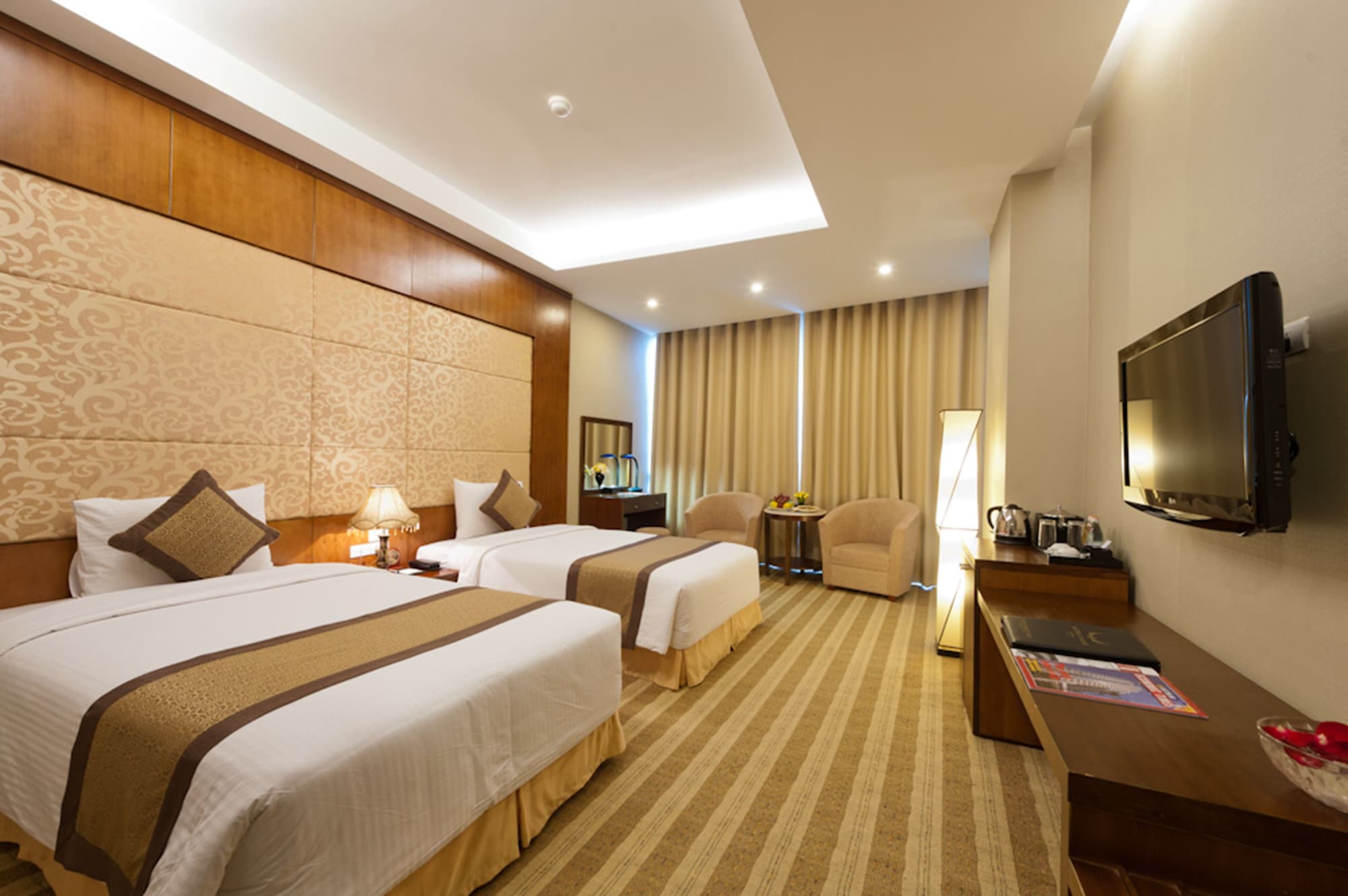 DELUXE, DOUBLE OR TWIN BED