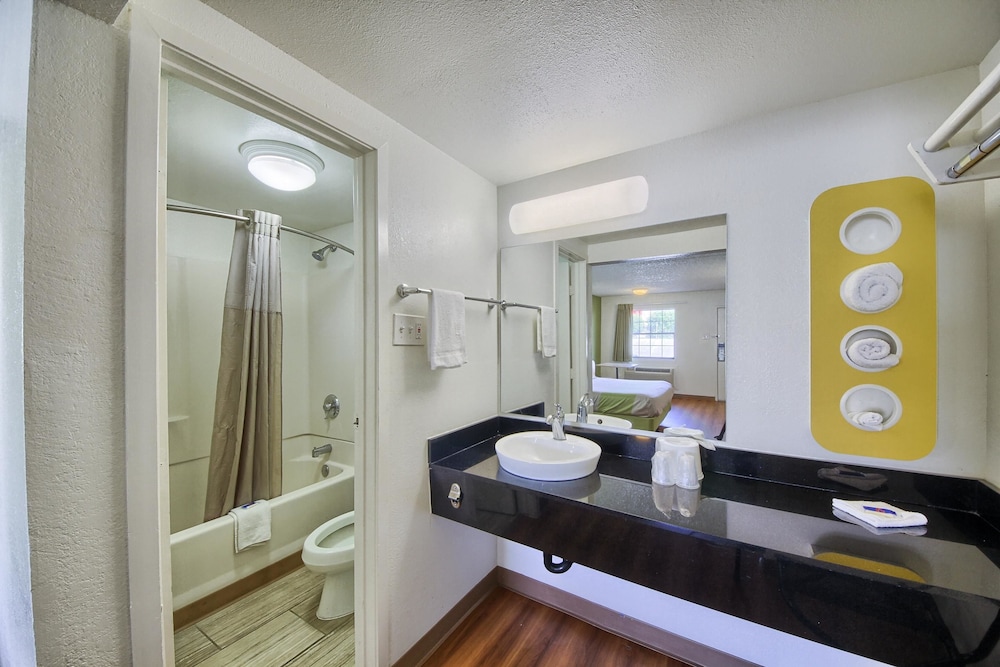Motel6 San Antonio, TX - Northwest Medical Center 59/60