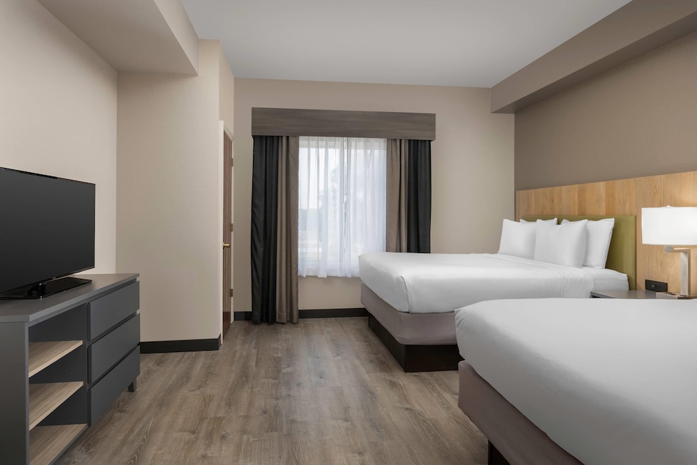جناح بسريرين كوين بغرفة نوم واحدة مع أريكة، Country Inn & Suites By Radisson Gainesville FL 2/6