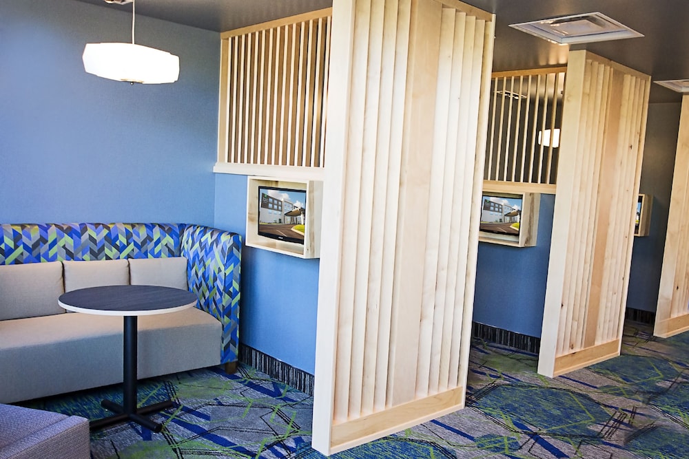 Holiday Inn Express Suites Greenwood Mall 26/67