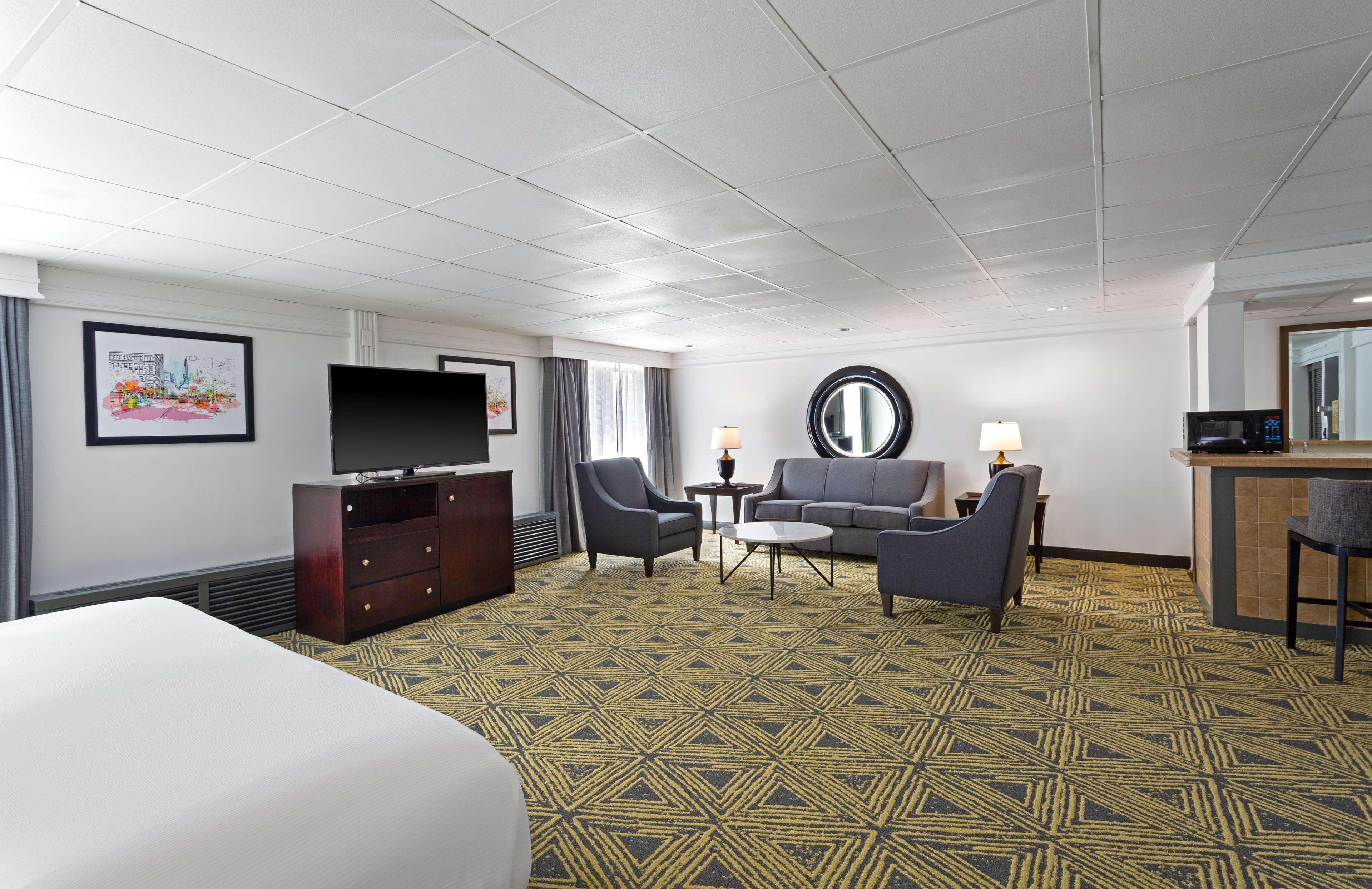 2 Rooms, Bi Level, Suite, 2 King Beds, Jetted Tub