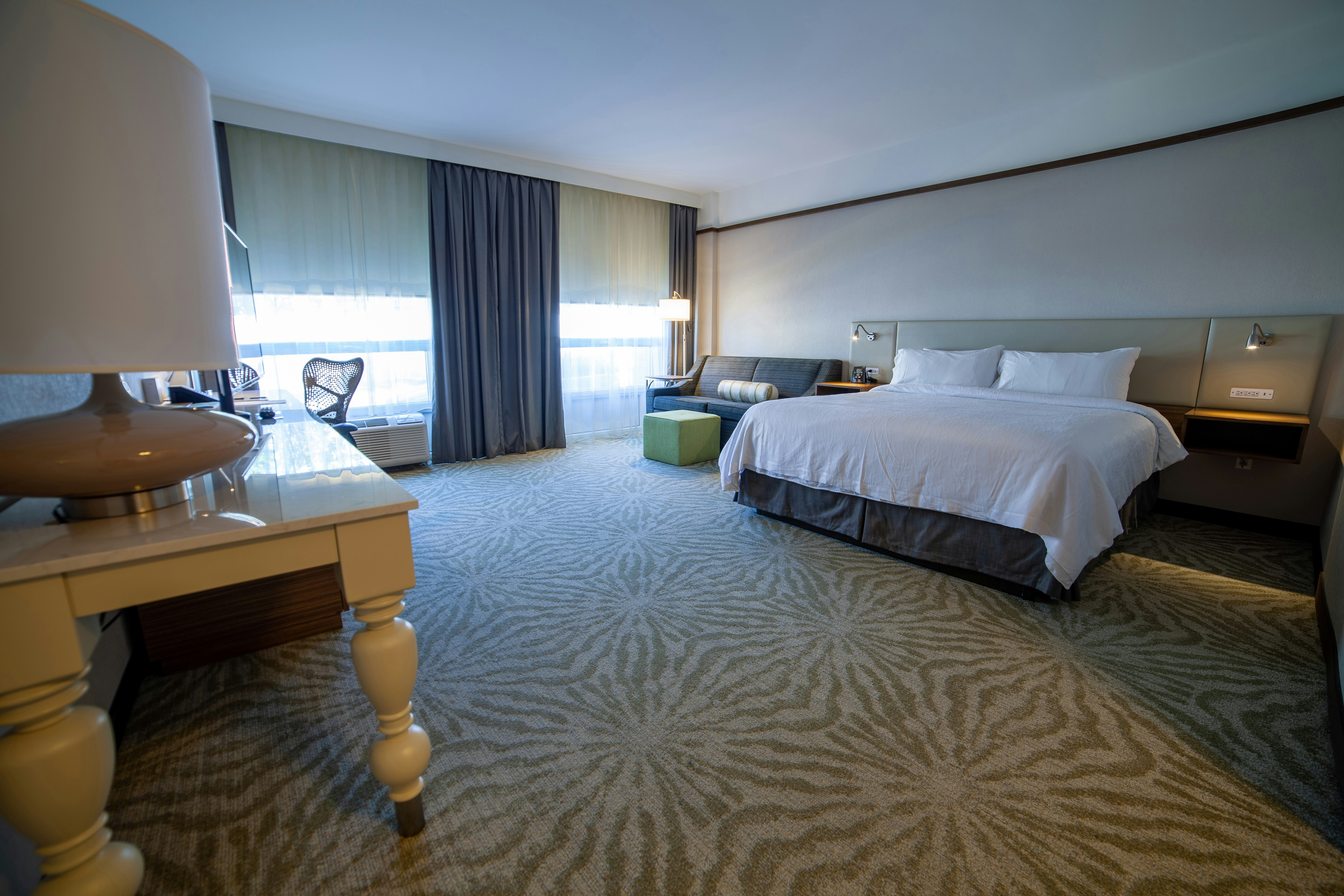 DELUXE, KING BED, ACCESSIBLE