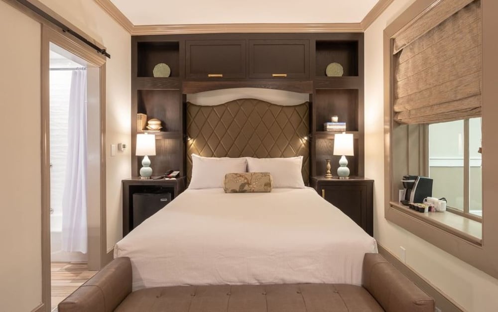 Petite, Queen Bed