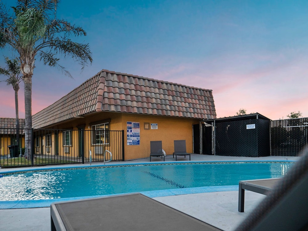 Rodeo Lodge (ex Americas Best Value Inn and Suites-Clovis/Fresno) 2/59