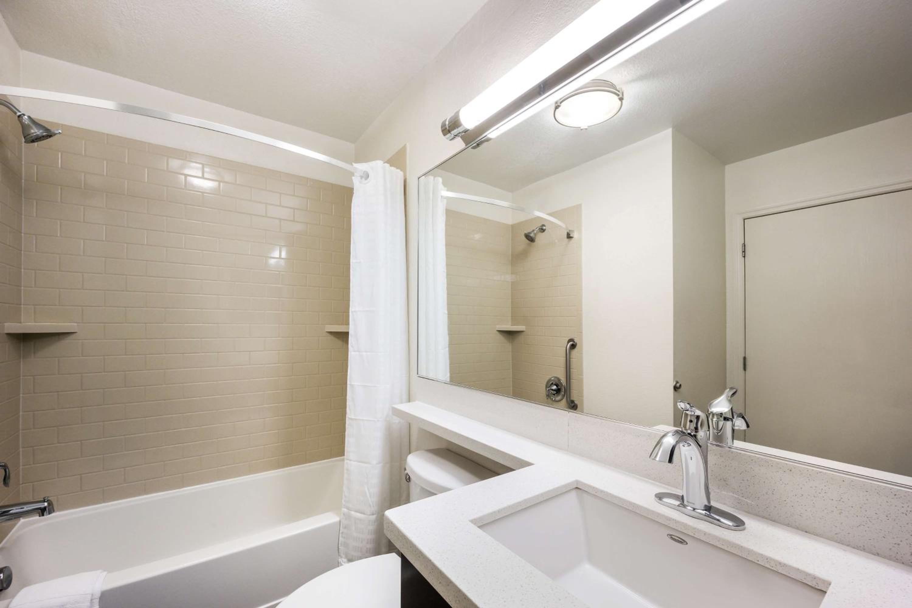 جناح بسرير كوين بغرفة نوم واحدة بحوض استحمام لذوي الإعاقة، Sonesta Simply Suites Las Vegas 7/10