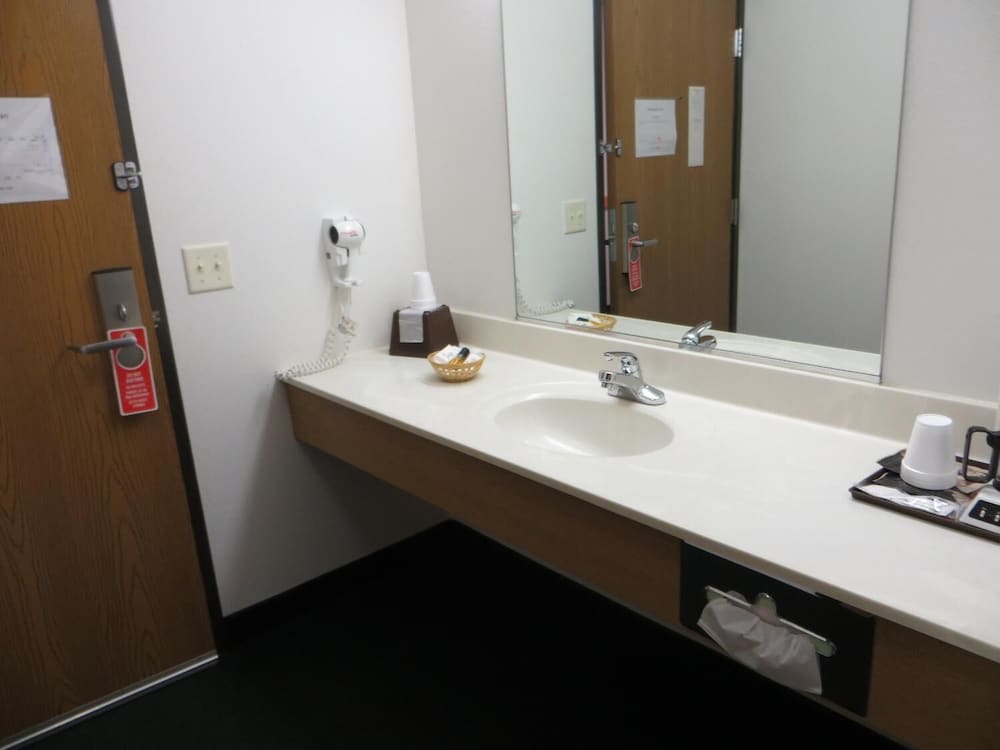AmeriVu Inn and Suites-Stanley 17/47