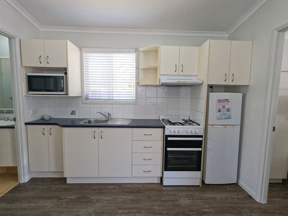 Alex Beach Cabins and Tourist Park 5/50