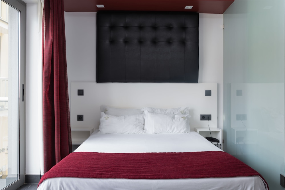 ROOM, DOUBLE BED