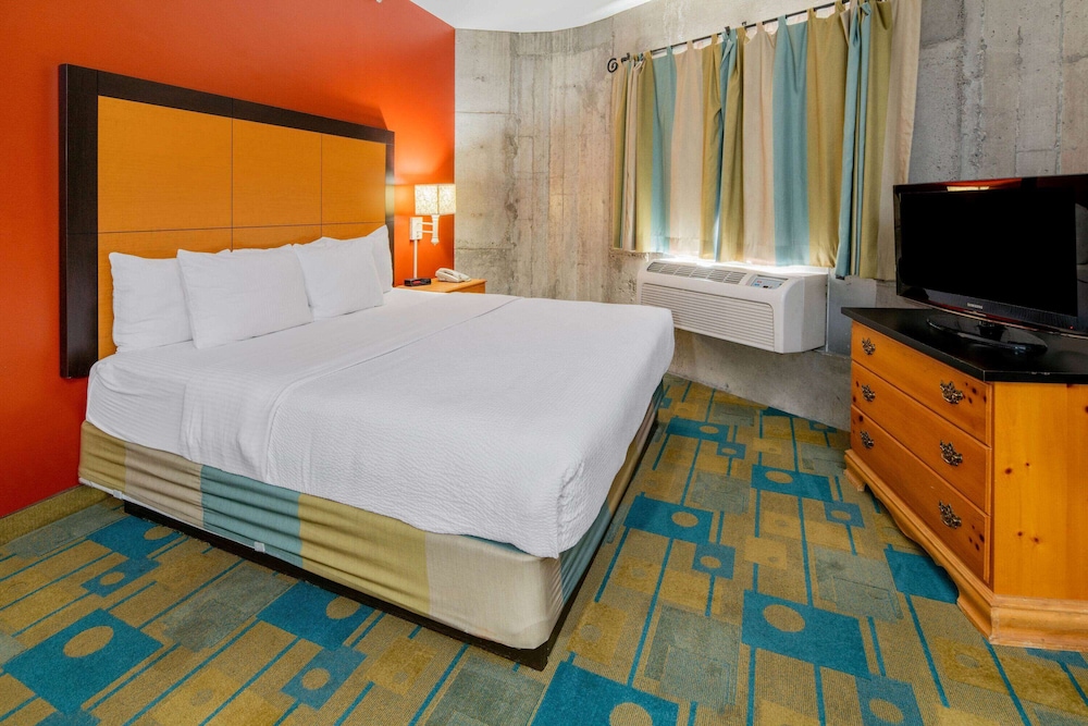 La Quinta Inn & Suites by Wyndham Irvine Spectrum 17/49