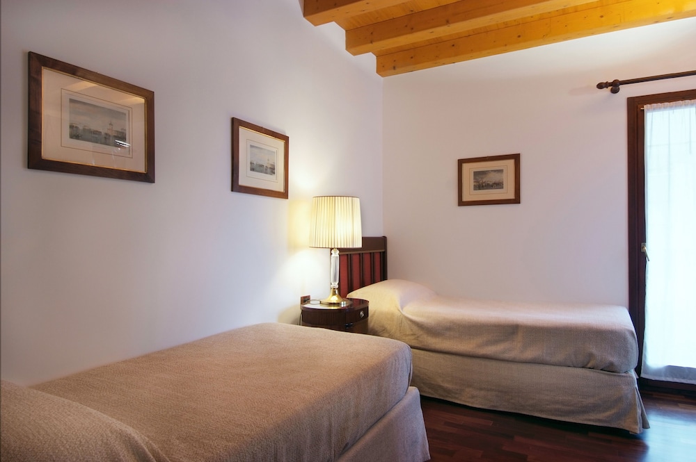 ROOM, TWIN BEDS