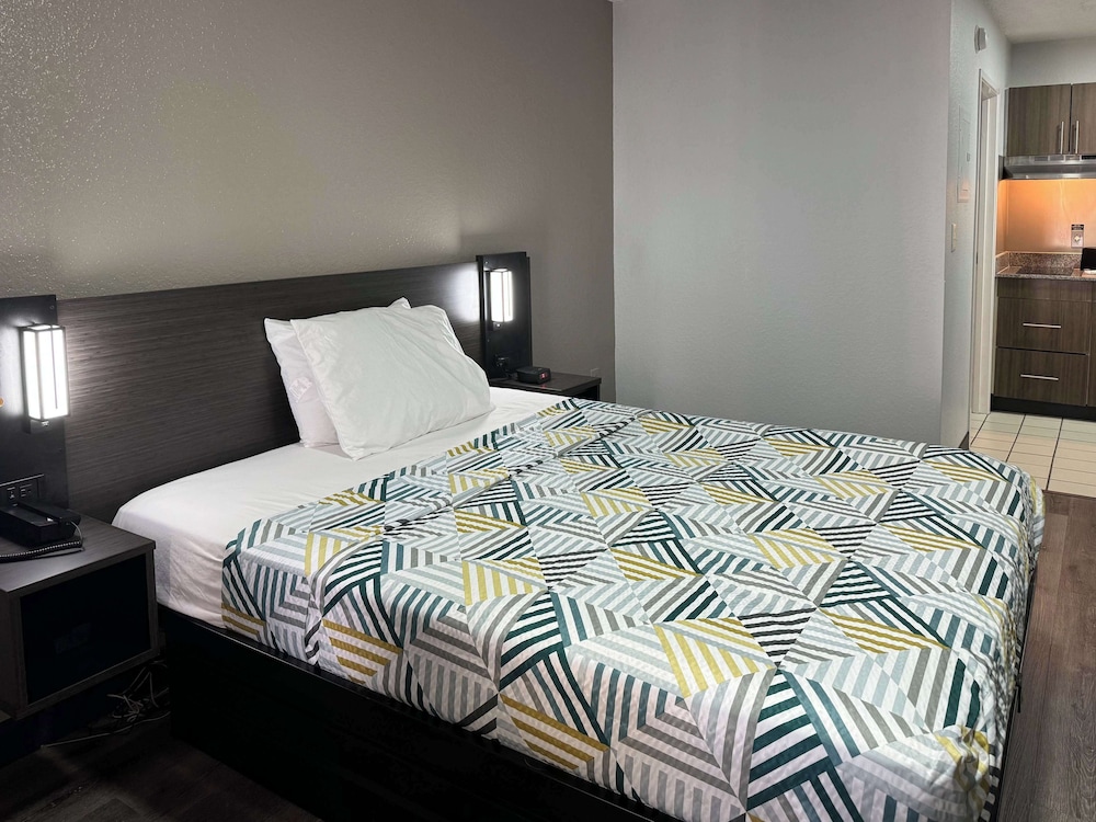 Studio 6 Extended Stay - West Palm Beach, FL 29/52