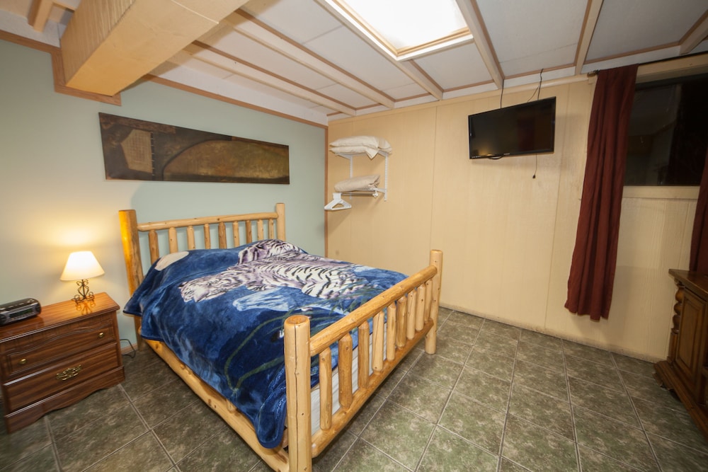 Log Cabin Lodge Suites 12/68