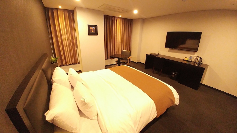 ROOM, DOUBLE BED