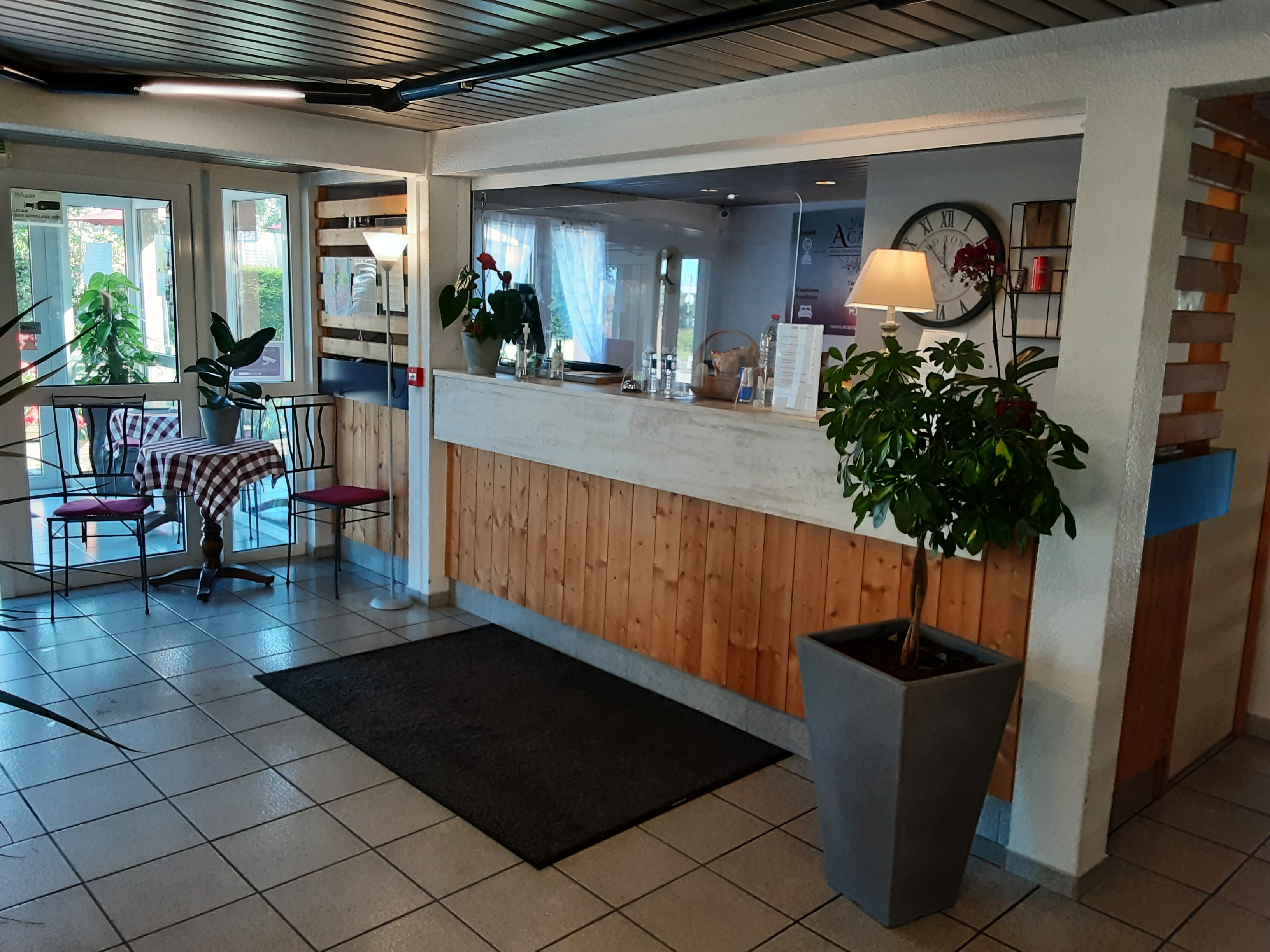 Hotel Acacia 6/27