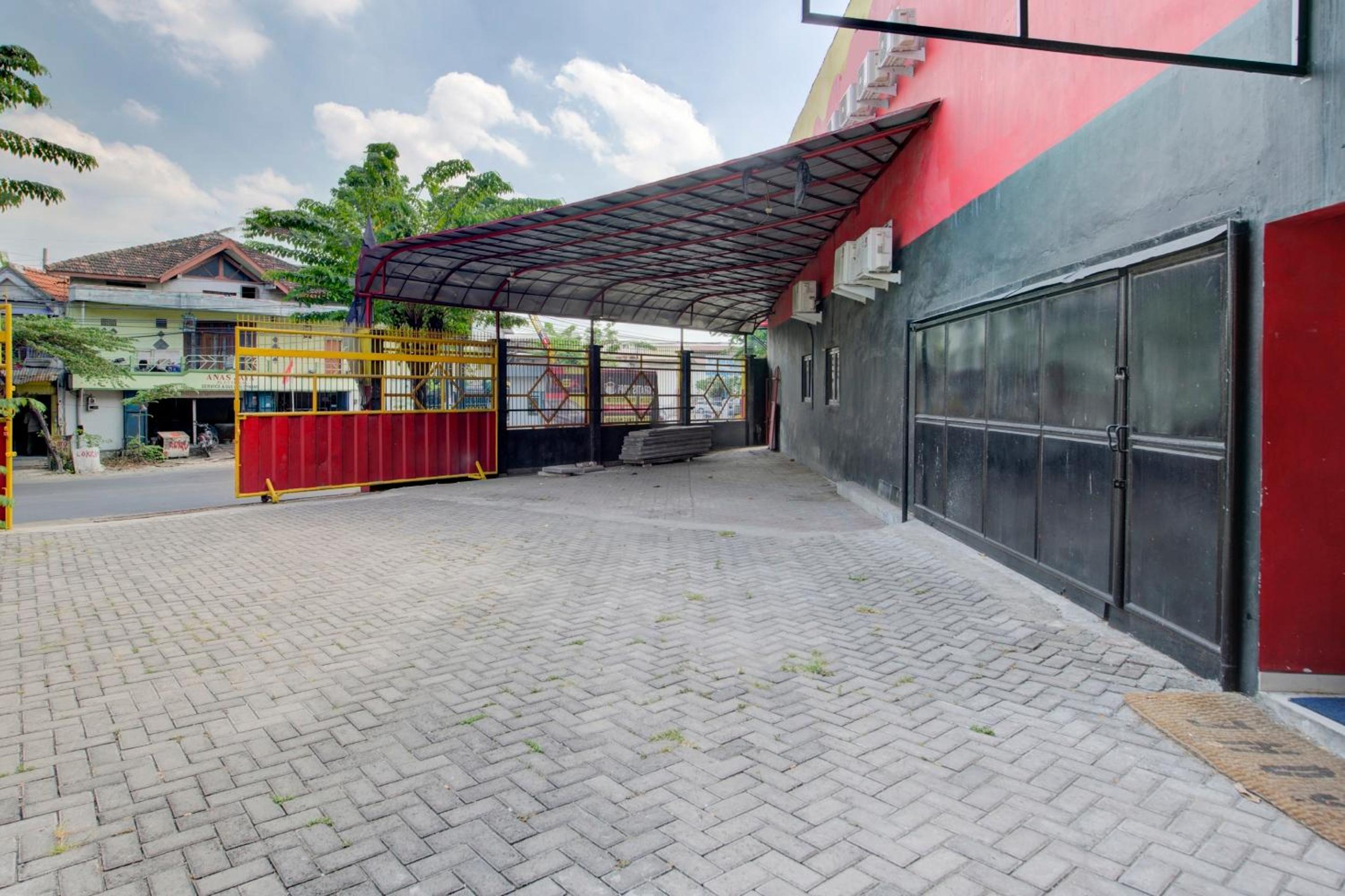 OYO 3198 Sukomanunggal Inn 38/49