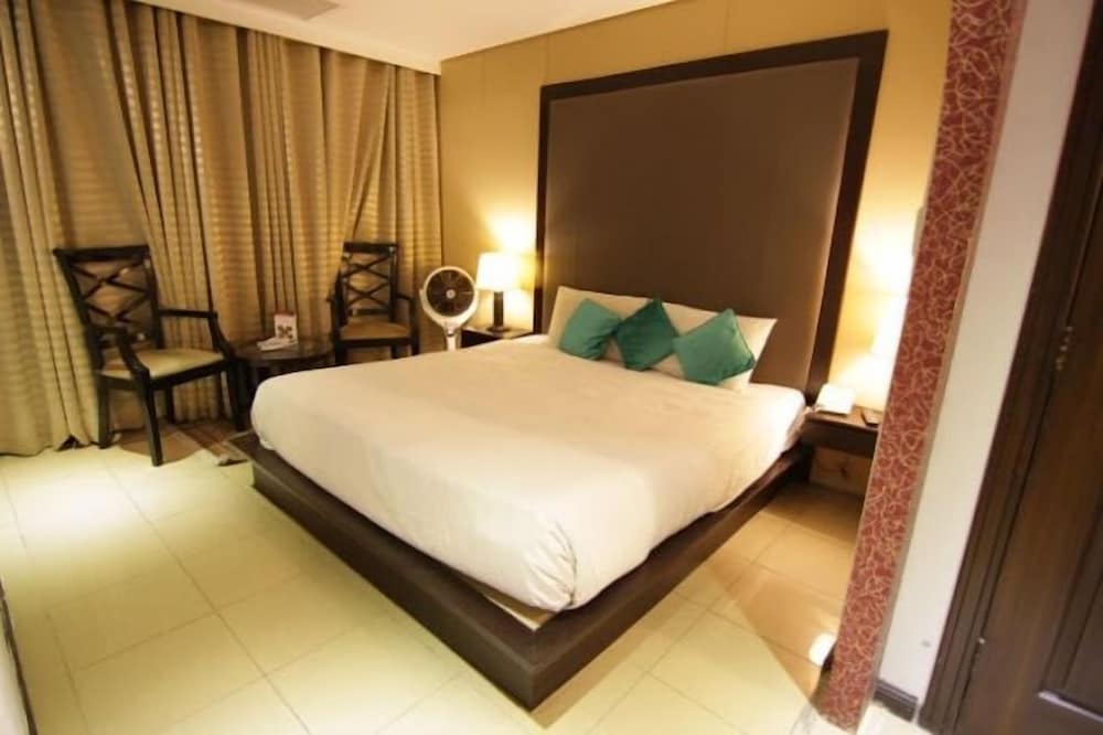 ROOM, DOUBLE BED
