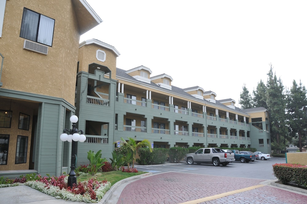 Oak Tree Inn 3/44