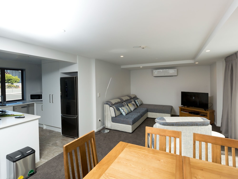 2 On Whiteleigh Motel 40/59