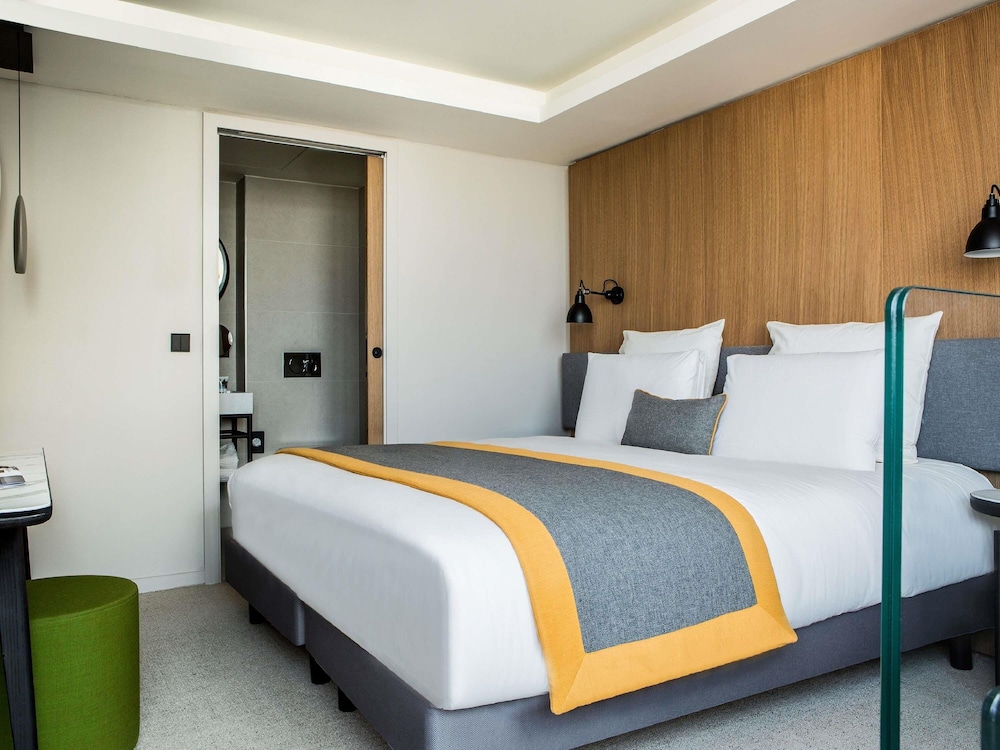 PRIVILEGE, QUEEN BED