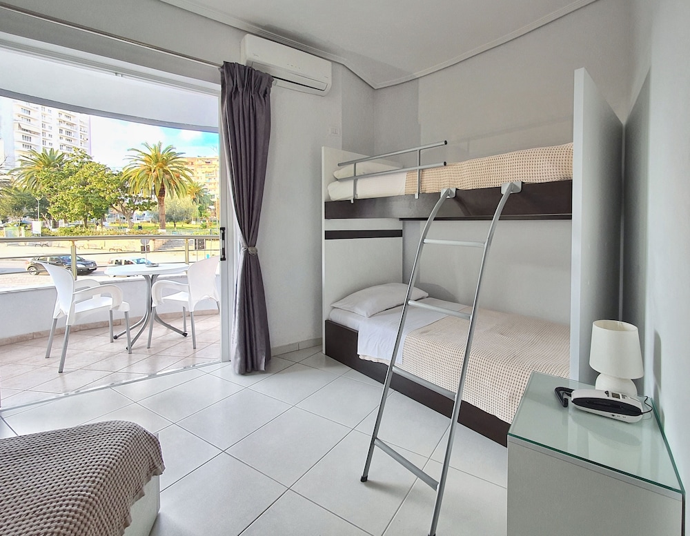 غرفة عائلية رباعية بسرير كوين وسرير بطابقين بإطلالة على المتنزه بشرفة بغرفة نوم واحدة، Hotel Joan 3/4