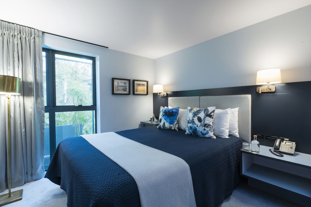EXECUTIVE, QUEEN BED