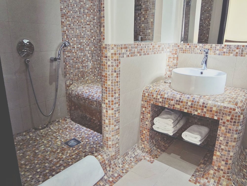 Al Raya Suites Hotel 24/26