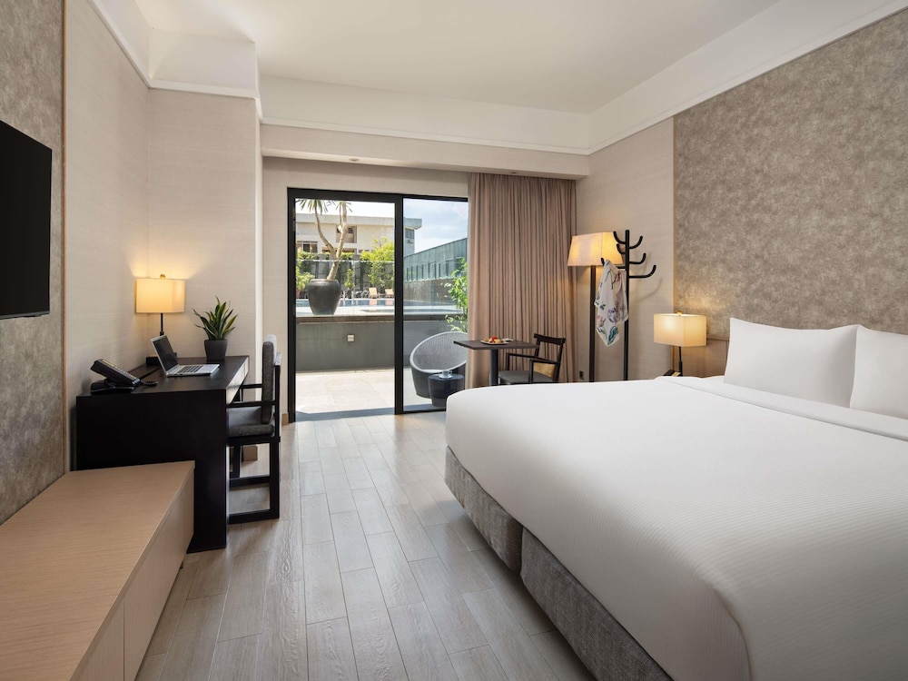 DELUXE, KING BED, POOL SIDE