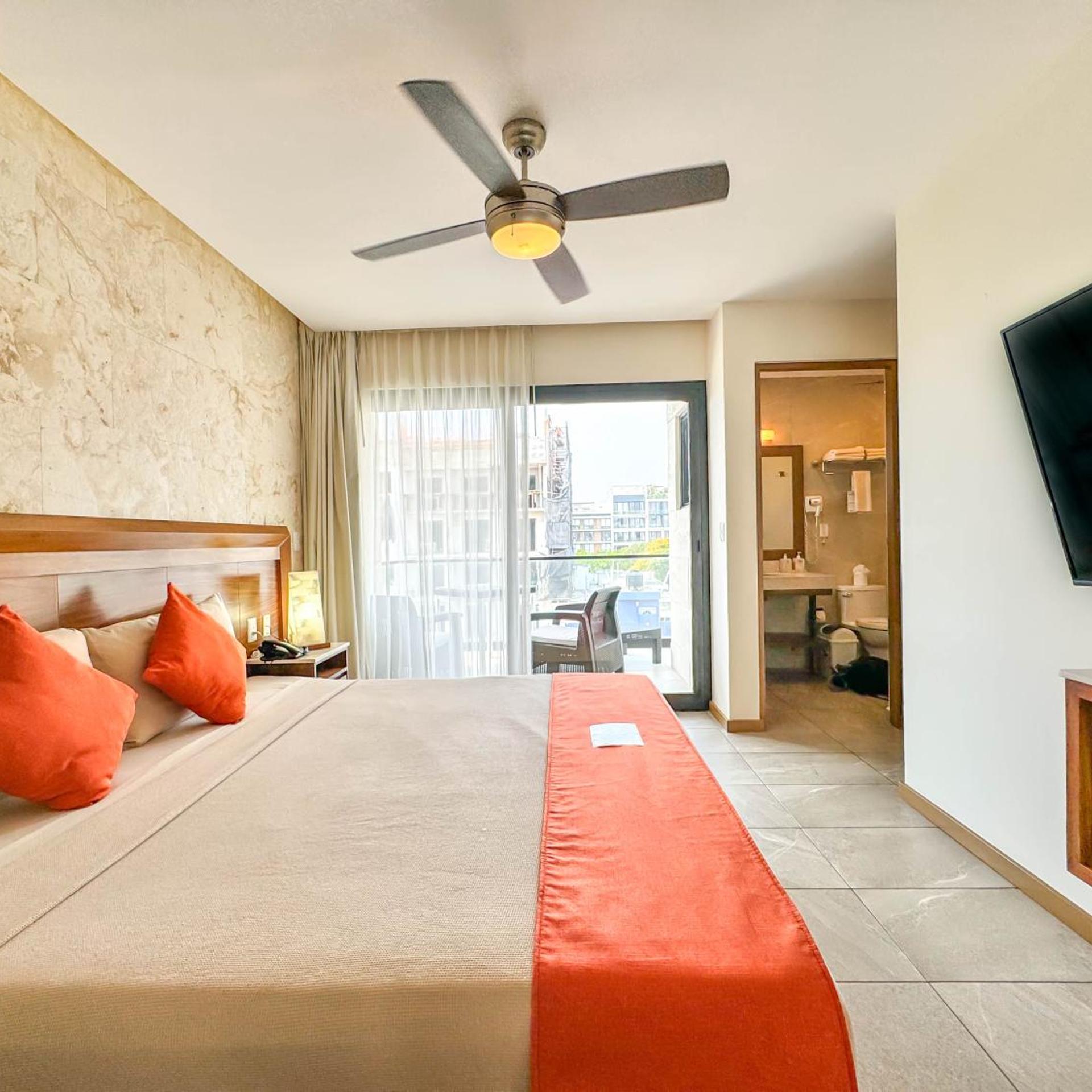 غرفة ديلوكس بسرير كينج بشرفة، Grand Fifty Suites 6/10