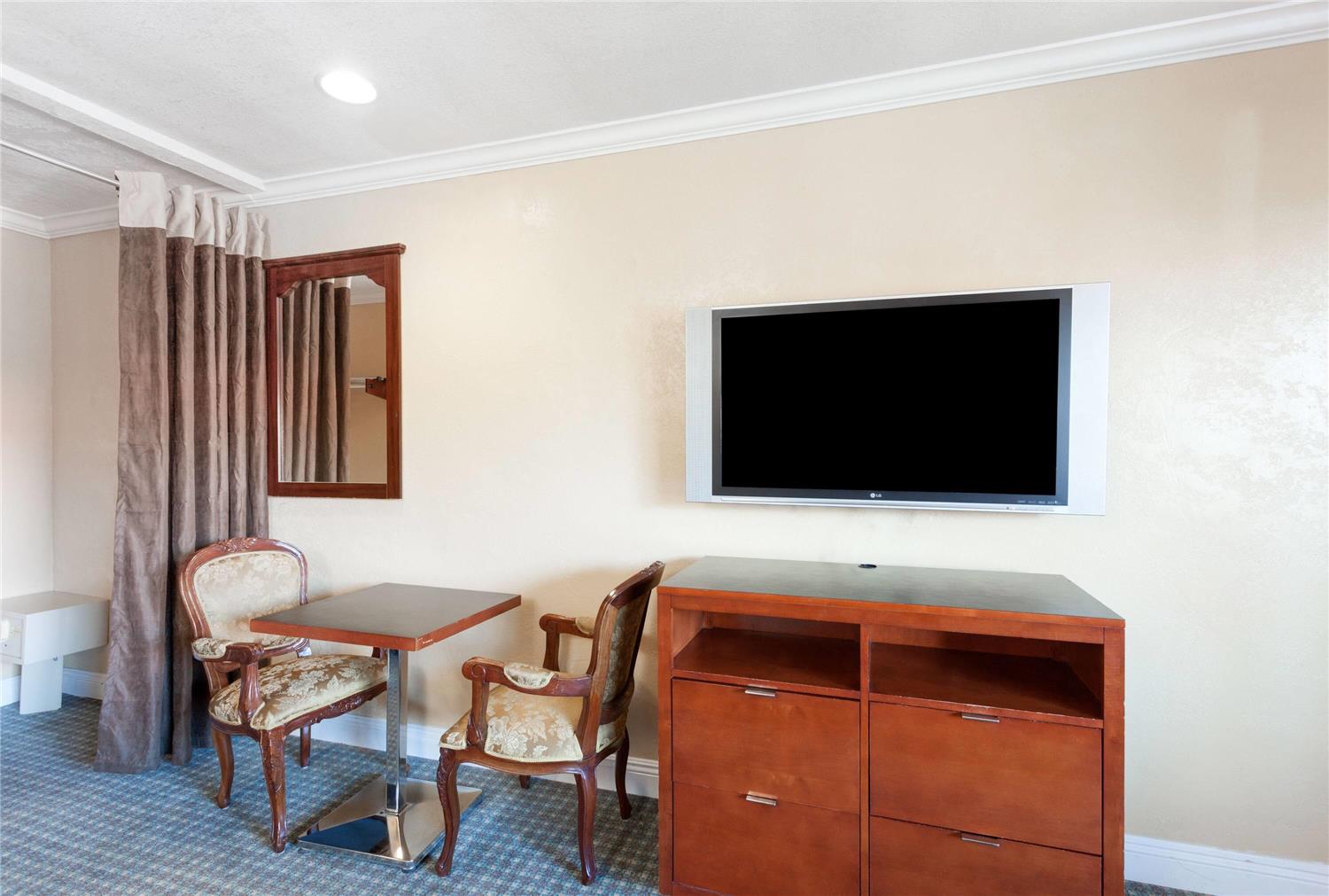 Om Park Inn and Suites El Cajon near San Diego 14/18