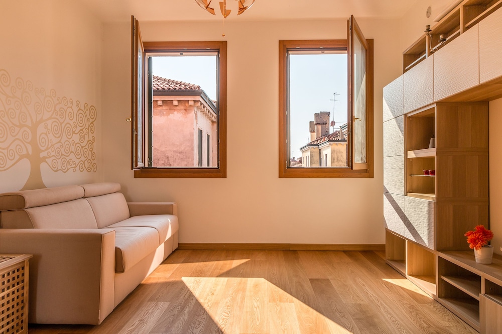 Sunny Canal View in Venice Chic Movida 9/25