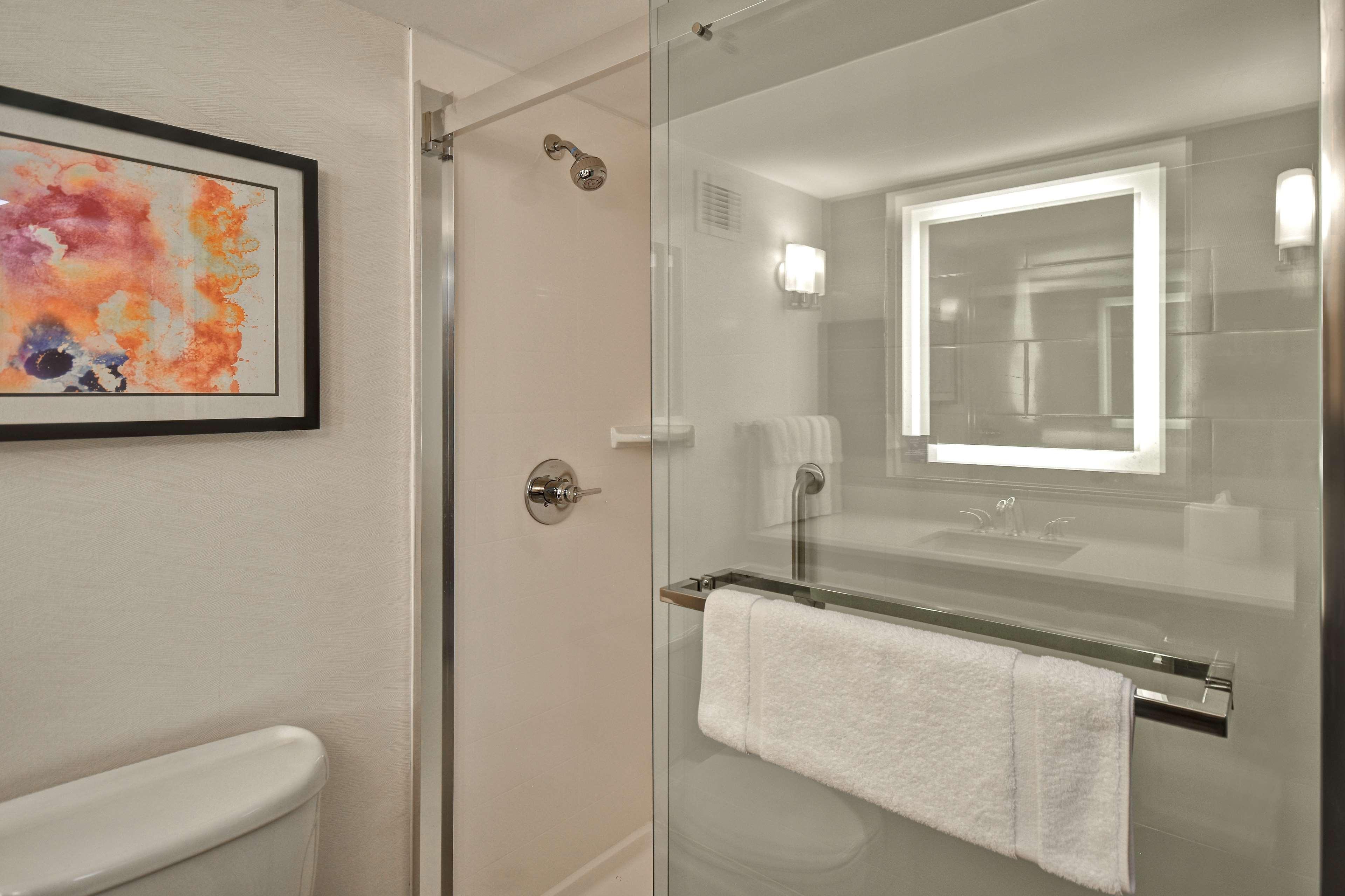 غرفة قياسية بسرير مزدوج، Hilton Garden Inn Detroit Metro Airport 3/5
