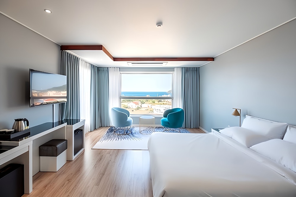 JUNIOR, 2 DOUBLE BEDS, SEA VIEW