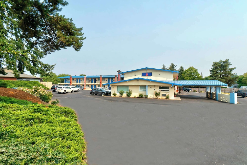 Studio6 Suites Albany, OR 21/23
