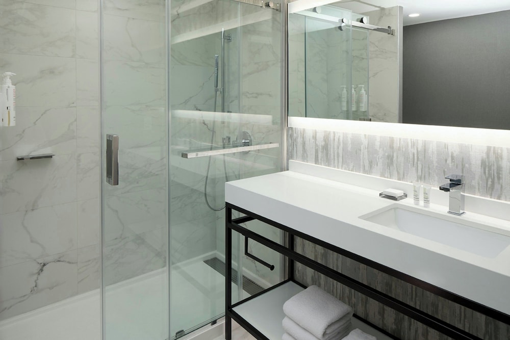 EXECUTIVE, KING BED, BALCONY, CORNER