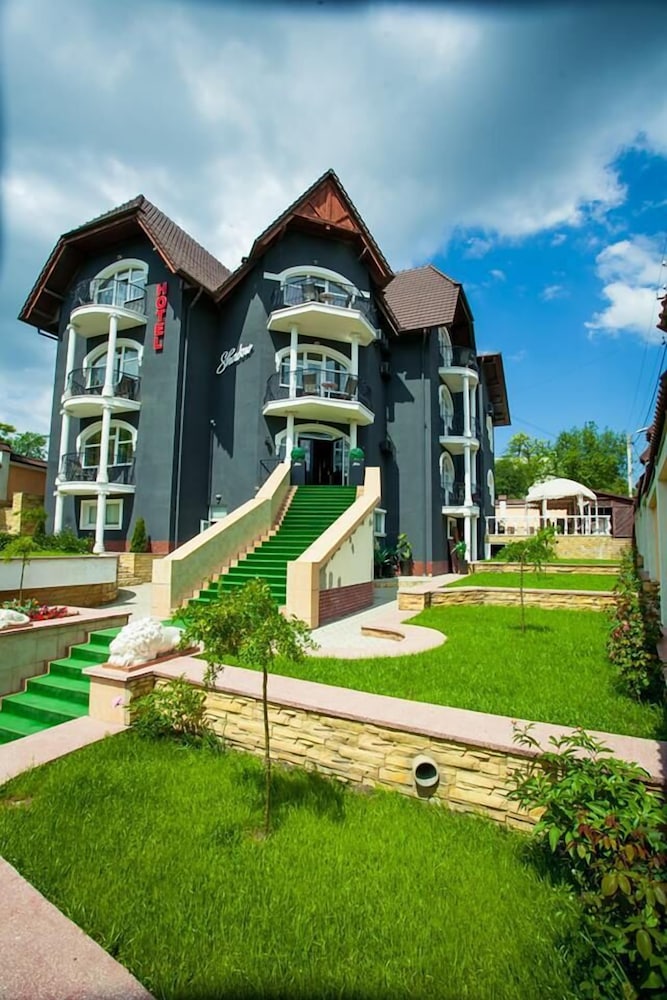 SHADOW BOUTIQUE HOTEL AND SPA 29/31