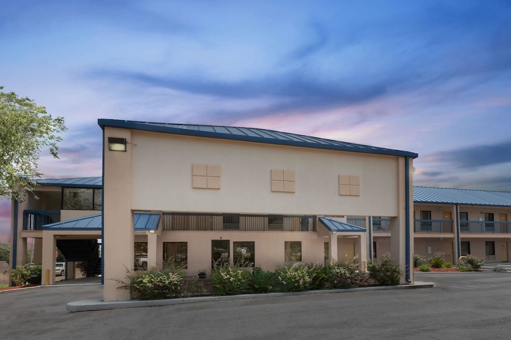Super 8 by Wyndham Hattiesburg South 1/16