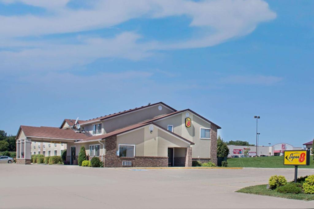Super 8 By Wyndham Charles City 2/26