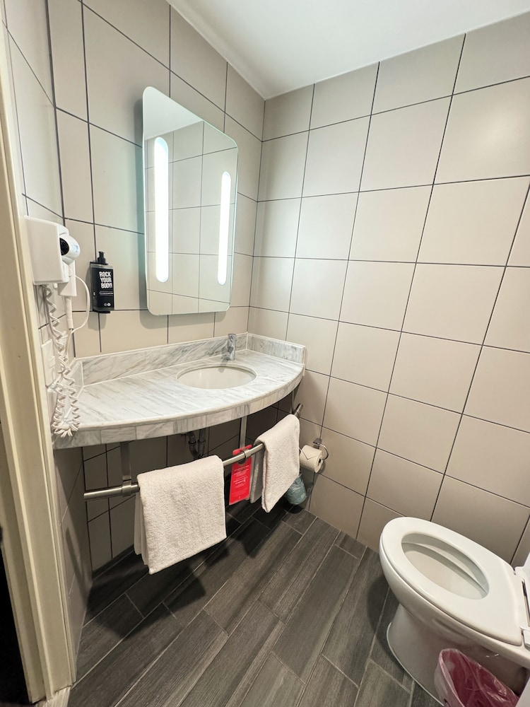 Ibis Queretaro 48/50