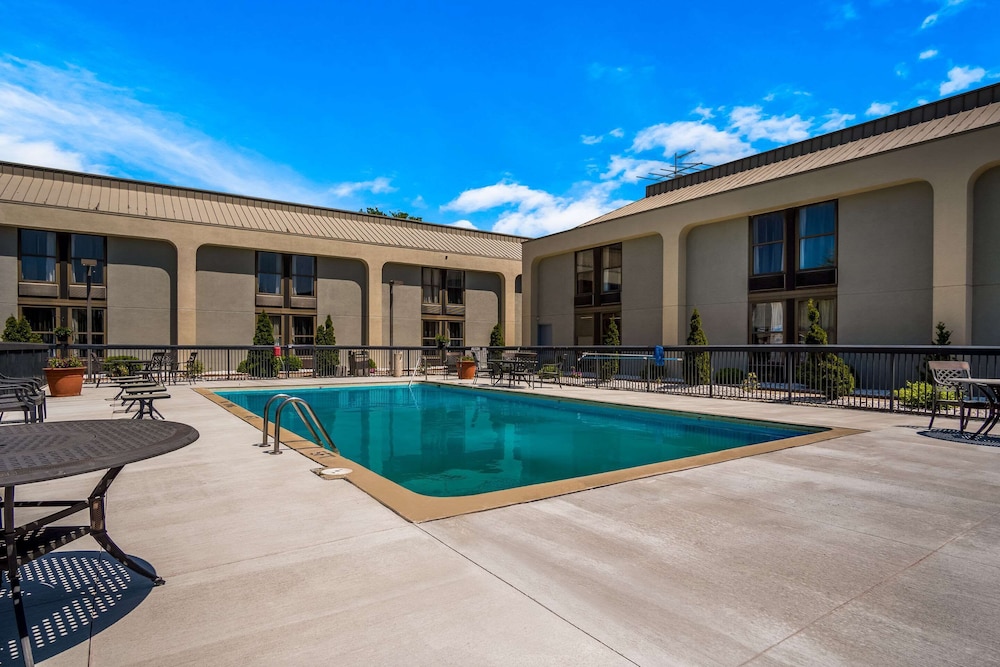 Clarion Inn and Suites Grand Rapids Airport 60/63