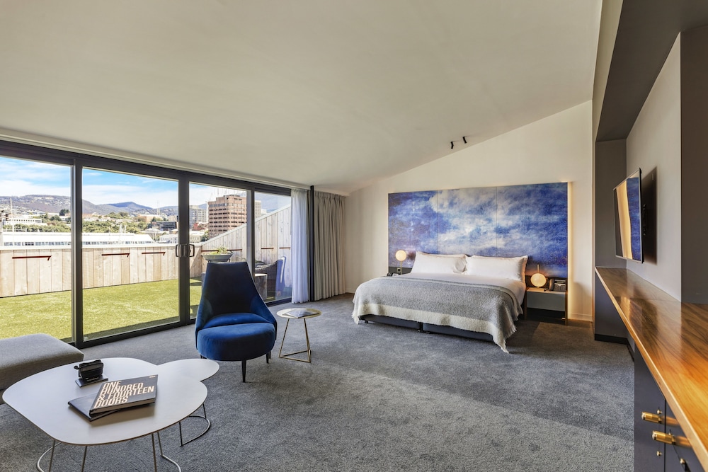 MACQ 01 HOTEL 18/69