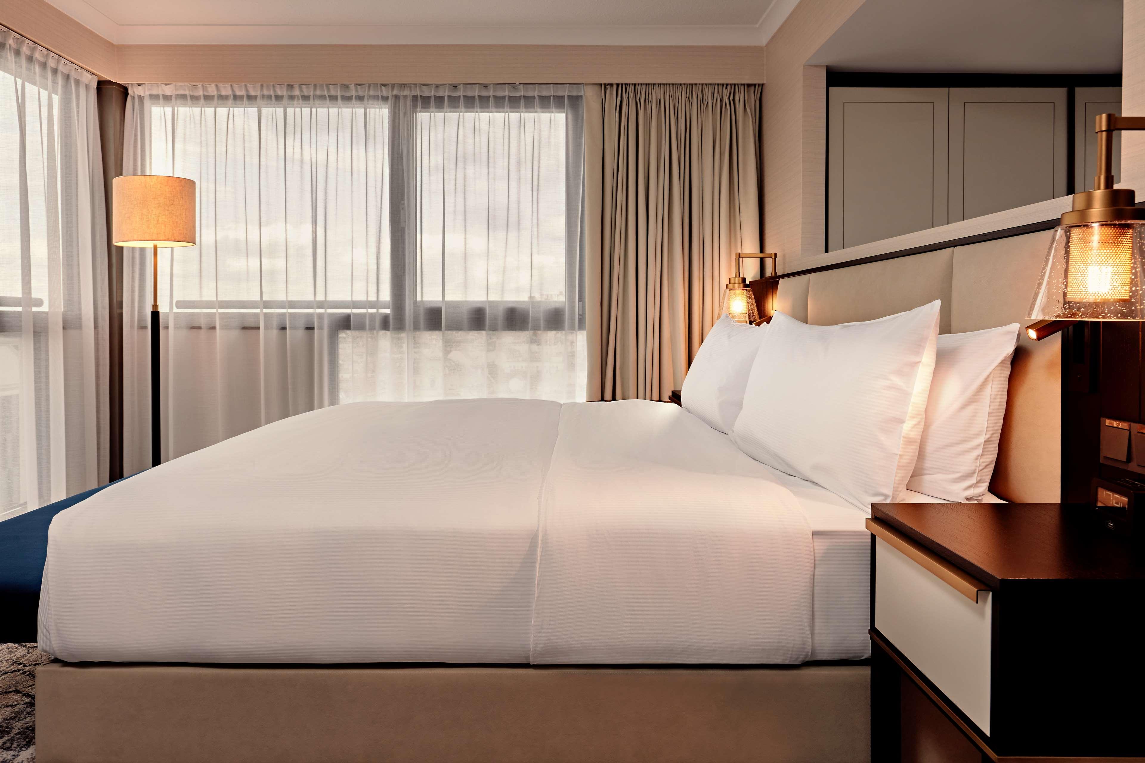 JUNIOR SUITE, KING BED, PANORAMIC VIEW, LOUNGE ACCESS