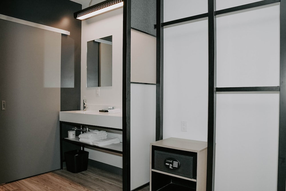 Aloft Omaha West 50/50