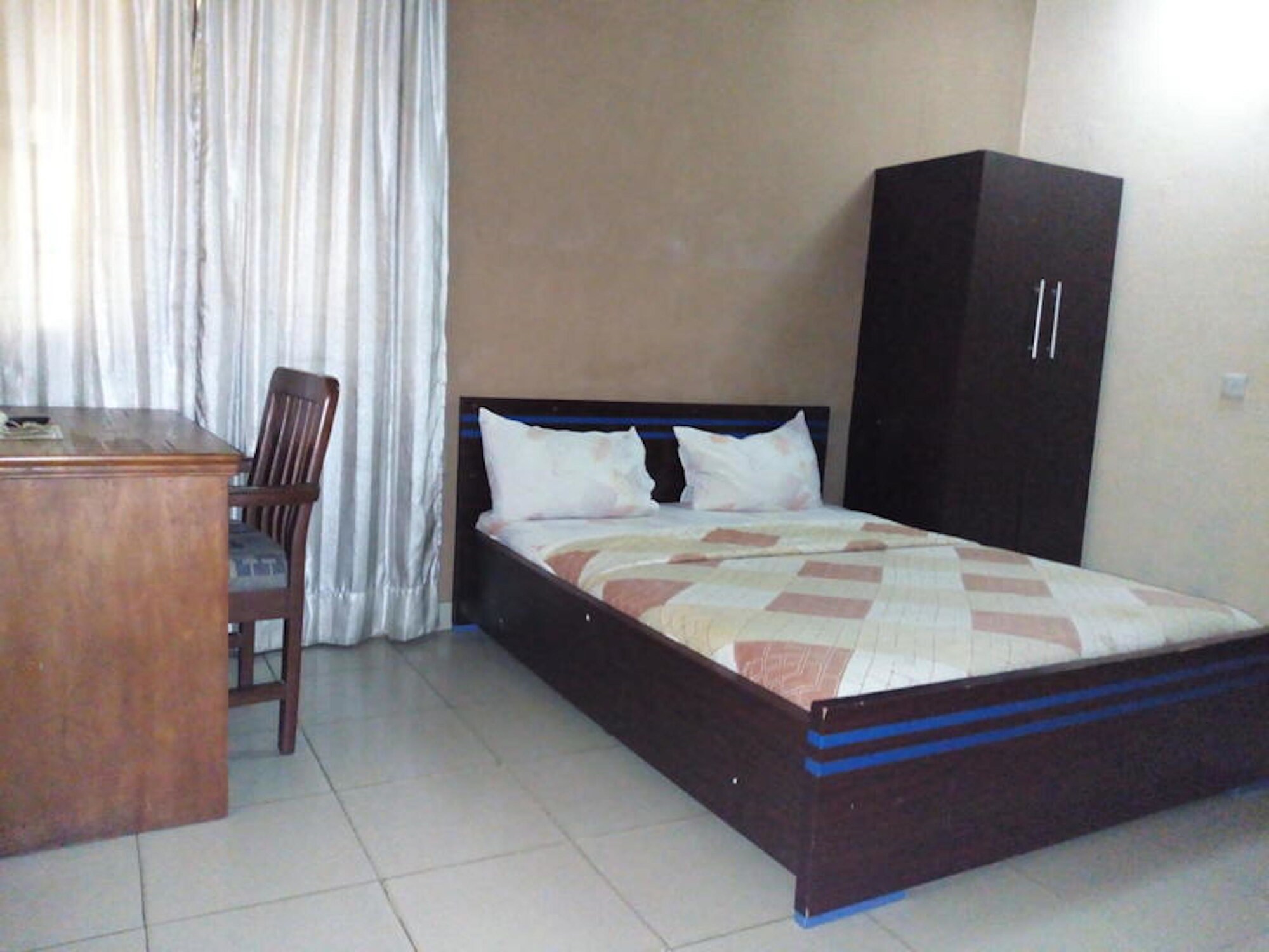 EXECUTIVE, QUEEN BED