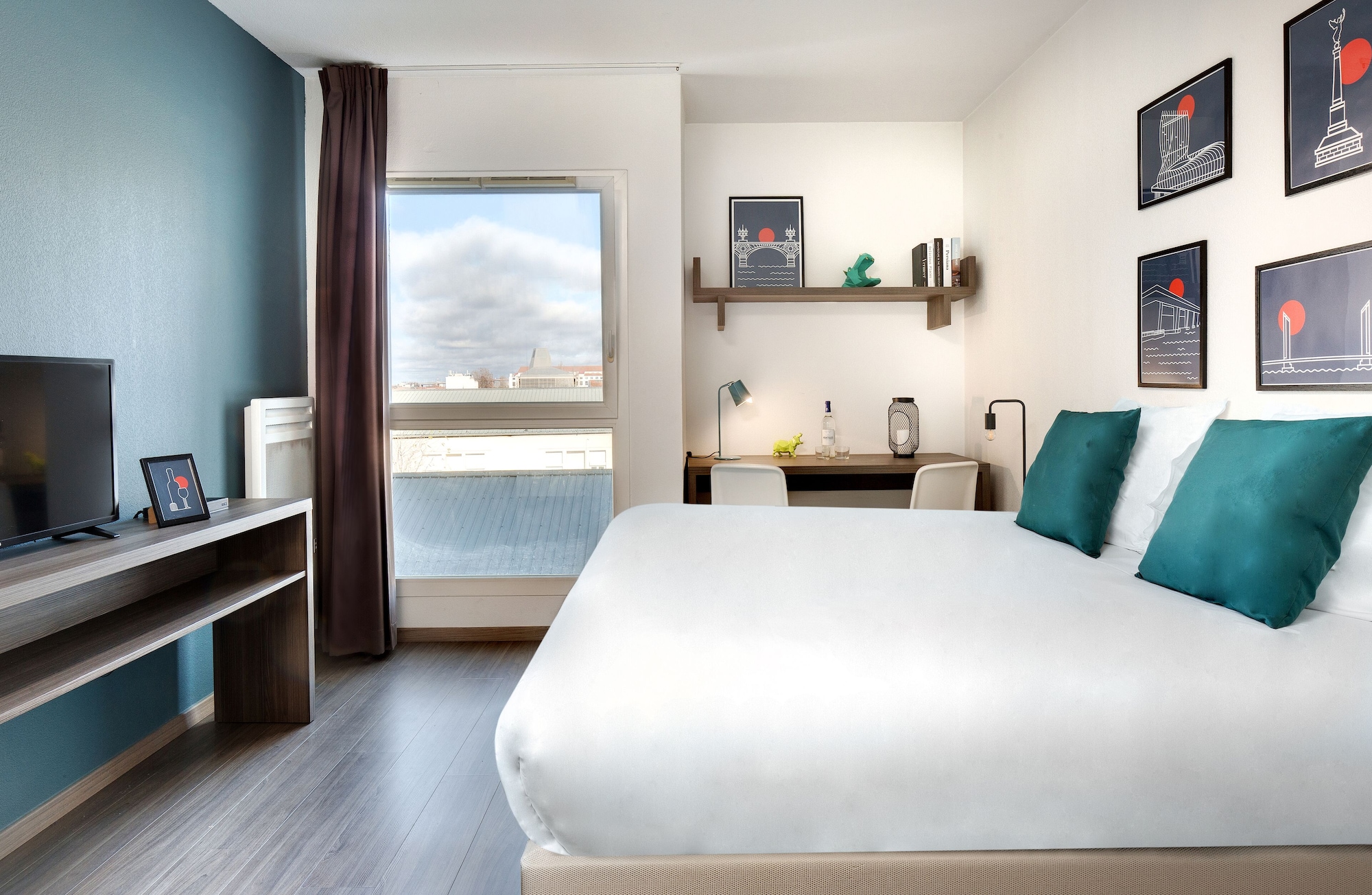 BUSINESS, STUDIO, QUEEN BED, KITCHENETTE
