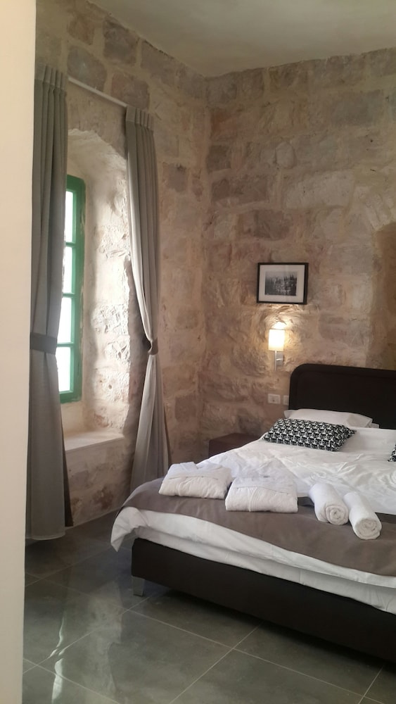 ROOM, DOUBLE BED
