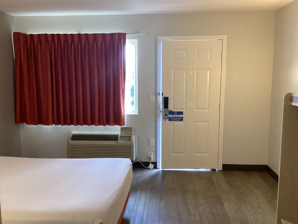 Motel6 Everett, WA - North 16/38