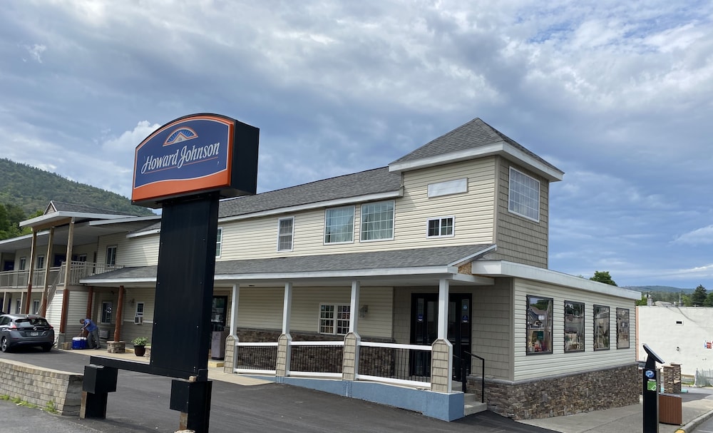 Howard Johnson By Wyndham Lake George 1/13