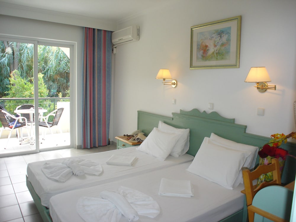 FAMILY, APARTMENT, 1 DOUBLE AND 3 SINGLE BEDS, PARTIAL SEA VIEW
