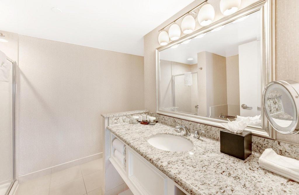 جناح بسريرين مزدوجين مع أريكة لذوي الإعاقة، Embassy Suites by Hilton Anaheim Orange 4/5